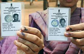 मतदान ओळखपत्रासाठी लागणारी कागदपत्रं तम्हाला स्कॅन करून अपलोड करावी लागतील. यासाठी तुमच्याकडे शिक्षण संस्थेचा शाळा सोडल्याचा दाखला, भारतीय पासपोर्ट, पॅनकार्ड, ड्रायव्हिंग लायसन्स आणि आधार कार्ड असणं गरजेचं आहे. मतदान ओळखपत्रासाठी लागणारी कागदपत्रं तम्हाला स्कॅन करून अपलोड करावी लागतील. यासाठी तुमच्याकडे शिक्षण संस्थेचा शाळा सोडल्याचा दाखला, भारतीय पासपोर्ट, पॅनकार्ड, ड्रायव्हिंग लायसन्स आणि आधार कार्ड असणं गरजेचं आहे.