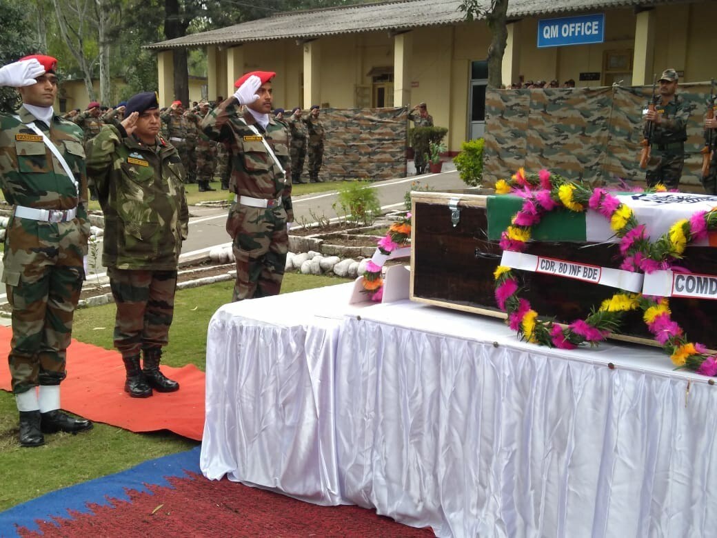 केशव गोसावी हे २९ वर्षांचे होते. ते तालुका सिन्नर येथील श्रीरामपुर गावातील रहिवासी होते. त्यांच्या पश्चात पत्नी यशोदा गोसावी असा परिवार आहे. केशव गोसावी हे २९ वर्षांचे होते. ते तालुका सिन्नर येथील श्रीरामपुर गावातील रहिवासी होते. त्यांच्या पश्चात पत्नी यशोदा गोसावी असा परिवार आहे.