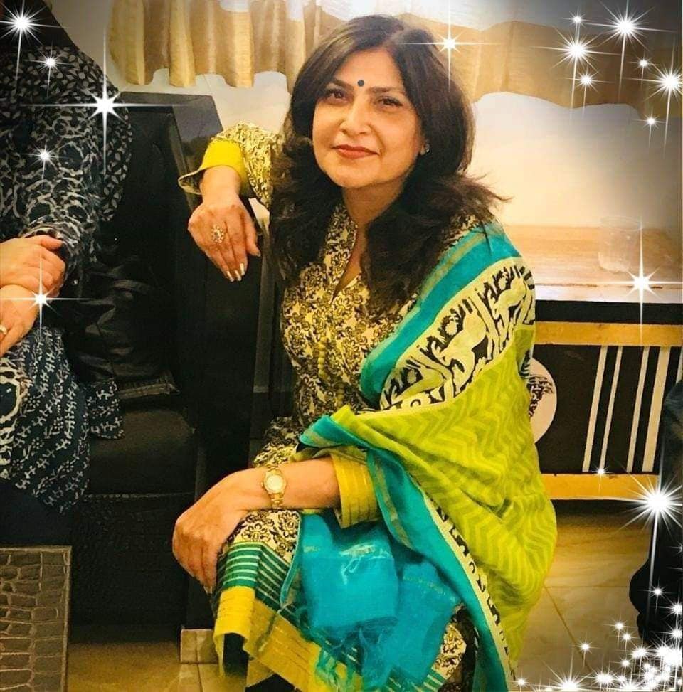 नवी दिल्ली, 15 नोव्हेंबर : दिल्लीच्या पॉश वसंत कुंज परिसरात एक डबल मर्डरचं एक सनसनाटी प्रकरण समोर आलं आहे. तिथे 53 वर्षांच्या एका फॅशन डिझाइनर आणि तिच्या नोकराला चाकूने भोसकून त्यांची हत्या करण्यात आली आहे. नवी दिल्ली, 15 नोव्हेंबर : दिल्लीच्या पॉश वसंत कुंज परिसरात एक डबल मर्डरचं एक सनसनाटी प्रकरण समोर आलं आहे. तिथे 53 वर्षांच्या एका फॅशन डिझाइनर आणि तिच्या नोकराला चाकूने भोसकून त्यांची हत्या करण्यात आली आहे.