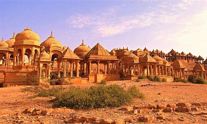 लो- बजेटची जेव्हा चर्चा होते तेव्हा आपसूक राजस्थानचं नाव समोर येतं. कमी किंमतीत फिरण्यासाठी राजस्थानमधलं उत्तम ठिकाण म्हणजे जयपूर. जयपूरमध्ये 500 रुपये दिवसाप्रमाणे अनेक हॉटेल उपलब्ध आहेत. तसेच छोट्या हॉटेलमध्ये एका व्यक्तिचा जेवणाचा खर्च 100 ते 200 रुपयांमध्ये होतो. इथे फिरण्यासाठी तुम्ही सार्वजनिक वाहनांचा वापर करू शकता. हा खर्च ही 200 ते 300 रुपयांपर्यंत होईल. इथे अनेक ऐतिहासिक स्थळं आहेत जी दिवसभर तुम्ही पाहू शकता.