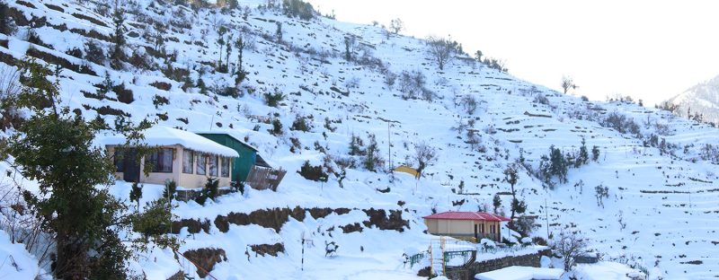 कनातल, उत्तराखंड, समुद्रसपाटीपासून सुमारे ८५०० फूट उंचीवर असलेलं हे ठिकाण अतिशय नयनरम्य आहे. बर्फाने आच्छादलेले पर्वत आणि शांत परिसर याच्या तुम्ही प्रेमात पडाल. कनातल, उत्तराखंड, समुद्रसपाटीपासून सुमारे ८५०० फूट उंचीवर असलेलं हे ठिकाण अतिशय नयनरम्य आहे. बर्फाने आच्छादलेले पर्वत आणि शांत परिसर याच्या तुम्ही प्रेमात पडाल.