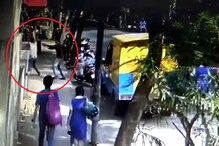 VIDEO : बंदुकीच्या धाकावर केला बँकेची कॅश लुटण्याचा प्रयत्न, पण... VIDEO : बंदुकीच्या धाकावर केला बँकेची कॅश लुटण्याचा प्रयत्न, पण...