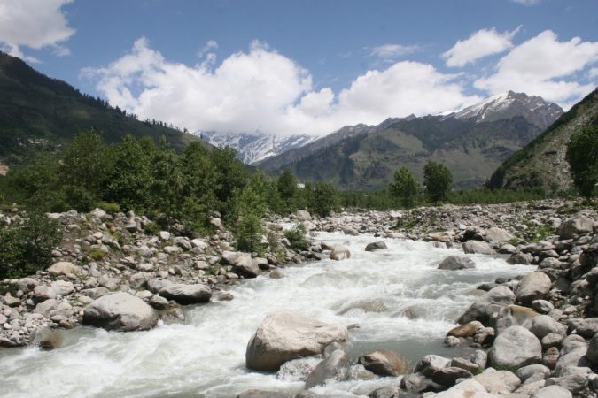 कसोल- अंतर- (दिल्लीवरून) साधारण 517 किमी बस- तिकीट 500 रुपयांपासून सुरू ट्रेन- 500 रुपयांपासून सुरू इथे मोठ्या रेस्तरांपासून ते छोटेखाली हॉटेलपर्यंत सर्वकाही उपलब्ध आहे. मणिकरणपासून कसोलचे अंतर फक्त 5 किमी आहे. इथे तुम्हाला परदेशी पर्यटकही फिरताना दिसतील. इथे तुम्हाला प्रती दिन 500 रुपये प्रमाणे हॉटेल उपलब्ध होतील. इथे तुम्ही ऑनलाइन बुकिंगही करू शकता. गोंधळापासून दूर तुम्ही इथे काही दिवस सहज राहू शकता. कसोल- अंतर- (दिल्लीवरून) साधारण 517 किमी बस- तिकीट 500 रुपयांपासून सुरू ट्रेन- 500 रुपयांपासून सुरू इथे मोठ्या रेस्तरांपासून ते छोटेखाली हॉटेलपर्यंत सर्वकाही उपलब्ध आहे. मणिकरणपासून कसोलचे अंतर फक्त 5 किमी आहे. इथे तुम्हाला परदेशी पर्यटकही फिरताना दिसतील. इथे तुम्हाला प्रती दिन 500 रुपये प्रमाणे हॉटेल उपलब्ध होतील. इथे तुम्ही ऑनलाइन बुकिंगही करू शकता. गोंधळापासून दूर तुम्ही इथे काही दिवस सहज राहू शकता.