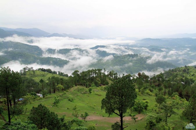 लेन्स डाउन, उत्तराखंड अंतर- (दिल्लीपासून) जवळपास 250 किमी बस- 1000 रुपयांपेक्षाही कमी तुम्ही कोटद्वारपर्यंत पोहचल्यावर सार्वजनिक वाहनांच्या सहाय्याने लेन्स डाउनला जाऊ शकता. कोटद्वार ते लेन्स डाउनपर्यंतचं अंतर 50 किमी आहे. दिल्लीपासून कोटद्वारपर्यंत रस्ता तसेच रेल्वेच्या मार्गाने जाता येतं. दिल्ली ते लेन्स डाउनपर्यंत तुम्ही 1 हजार रुपयांपेक्षाही कमी रुपयांत जाऊ शकता. 700 ते 800 रुपयांपर्यंत तुम्हाला हॉटेल मिळेल. लेन्स डाउन, उत्तराखंड अंतर- (दिल्लीपासून) जवळपास 250 किमी बस- 1000 रुपयांपेक्षाही कमी तुम्ही कोटद्वारपर्यंत पोहचल्यावर सार्वजनिक वाहनांच्या सहाय्याने लेन्स डाउनला जाऊ शकता. कोटद्वार ते लेन्स डाउनपर्यंतचं अंतर 50 किमी आहे. दिल्लीपासून कोटद्वारपर्यंत रस्ता तसेच रेल्वेच्या मार्गाने जाता येतं. दिल्ली ते लेन्स डाउनपर्यंत तुम्ही 1 हजार रुपयांपेक्षाही कमी रुपयांत जाऊ शकता. 700 ते 800 रुपयांपर्यंत तुम्हाला हॉटेल मिळेल.