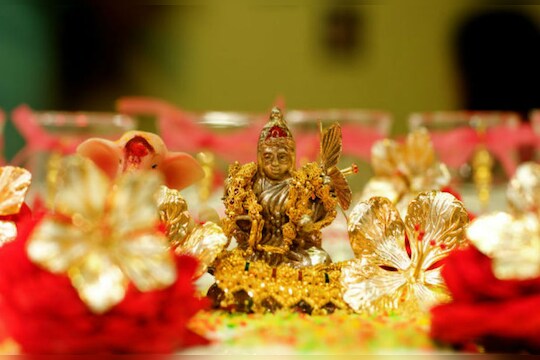 दिवाळीत लक्ष्मी आणि गणपतीची पूजा करा. तसेच दिवाळी संपल्यानंतरच्या दुसऱ्या दिवसापर्यंत शक्यतो कोणतेही खर्च करु नका.