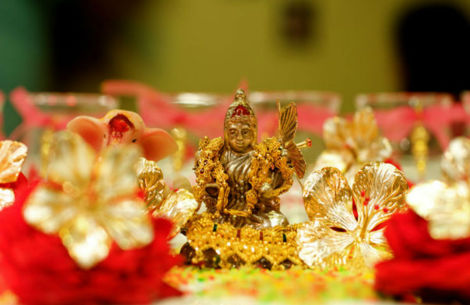 दिवाळीत लक्ष्मी आणि गणपतीची पूजा करा. तसेच दिवाळी संपल्यानंतरच्या दुसऱ्या दिवसापर्यंत शक्यतो कोणतेही खर्च करु नका.