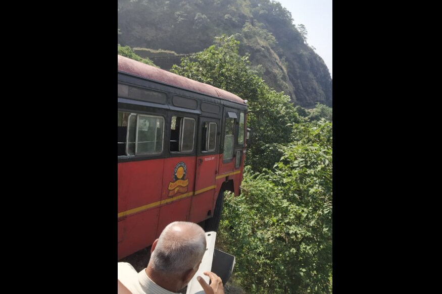 खराब रस्त्यामुळे वळणावर बसचा ताबा राखण्यात चालकाला यश आल्याने गाडीतून प्रवास करणारे सुमारे 76 प्रवासी सुखरुप बचावल्याची प्राथमिक माहिती महाड आगारातून देण्यात आली आहे. खराब रस्त्यामुळे वळणावर बसचा ताबा राखण्यात चालकाला यश आल्याने गाडीतून प्रवास करणारे सुमारे 76 प्रवासी सुखरुप बचावल्याची प्राथमिक माहिती महाड आगारातून देण्यात आली आहे.