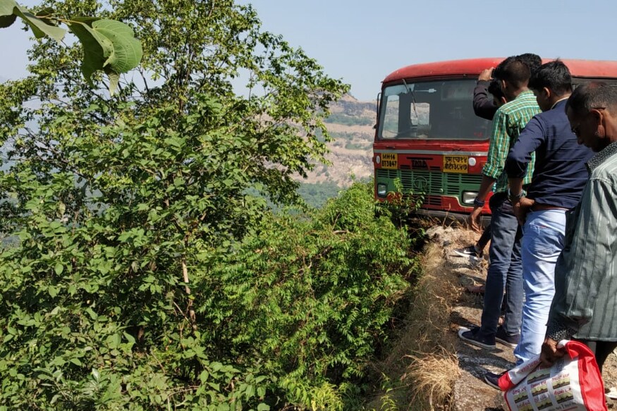 चालक मोहन बांदल यांनी ब्रेक लावल्याने बस दरीच्या टोकावर जाऊन थांबली. या बसमधून 76 प्रवाशी प्रवास करीत होते. चालक मोहन बांदल यांनी ब्रेक लावल्याने बस दरीच्या टोकावर जाऊन थांबली. या बसमधून 76 प्रवाशी प्रवास करीत होते.