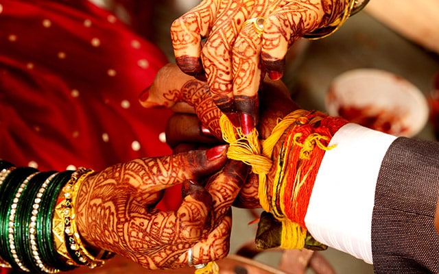 लग्नात होणाऱ्या खर्चांचा त्यांना प्रचंड तिटकारा असतो. त्यामुळे एवढा खर्च करण्यापेक्षा लग्न न करणंच ते योग्य समजतात. लग्नात होणाऱ्या खर्चांचा त्यांना प्रचंड तिटकारा असतो. त्यामुळे एवढा खर्च करण्यापेक्षा लग्न न करणंच ते योग्य समजतात.