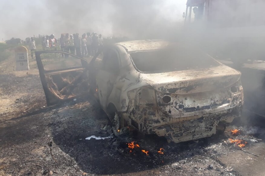 या कारमध्ये त्यांच्यासह ५ जण प्रवास करत होते. बेंद्रे लघुशंकेसाठी कारमधून उतरल्यानंतर कारमधील सर्व जण पायमोकळे करण्यासाठी कारच्या खाली उतरले. या कारमध्ये त्यांच्यासह ५ जण प्रवास करत होते. बेंद्रे लघुशंकेसाठी कारमधून उतरल्यानंतर कारमधील सर्व जण पायमोकळे करण्यासाठी कारच्या खाली उतरले.
