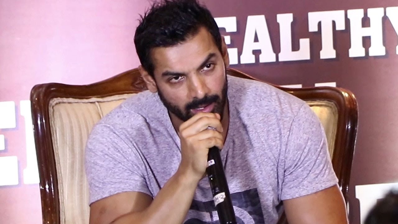 जॉन अब्राहम एका नामांकित ब्रँडच्या प्रमोशनसाठी आला होता. त्यावेळी पत्रकारांनी जॉनला दीपिकाच्या लग्नाबाबत प्रश्न विचारला. जॉन अब्राहमने या असे उत्तर दिले की ते सगळ्यांसाठीच आश्चर्यकारक आहे. ‘मी याबाबत काहीही बोलणार नाही, हे सगळं वेळ वाया घालवणं आहे’ असं म्हणत त्याने पत्रकारांना पुढचा प्रश्न विचारायला सांगितला. जॉन अब्राहम एका नामांकित ब्रँडच्या प्रमोशनसाठी आला होता. त्यावेळी पत्रकारांनी जॉनला दीपिकाच्या लग्नाबाबत प्रश्न विचारला. जॉन अब्राहमने या असे उत्तर दिले की ते सगळ्यांसाठीच आश्चर्यकारक आहे. ‘मी याबाबत काहीही बोलणार नाही, हे सगळं वेळ वाया घालवणं आहे’ असं म्हणत त्याने पत्रकारांना पुढचा प्रश्न विचारायला सांगितला.