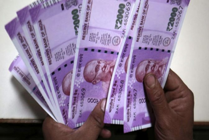 पीएलआयचा इतिहास- १८९४ मध्ये या विमा योजनेअंतर्गत पोस्टल आणि टेलीग्राफ विभागातील महिला कर्मचाऱ्यांना विमा कव्हर देण्यात आला होता. हा तो काळ होता जेव्हा दुसरी कोणतीही विमा कंपनी महिलांन विमा योजना देत नव्हती. पीएलआयचा इतिहास- १८९४ मध्ये या विमा योजनेअंतर्गत पोस्टल आणि टेलीग्राफ विभागातील महिला कर्मचाऱ्यांना विमा कव्हर देण्यात आला होता. हा तो काळ होता जेव्हा दुसरी कोणतीही विमा कंपनी महिलांन विमा योजना देत नव्हती.