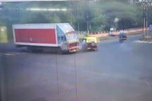 VIDEO : नाशिकमध्ये धक्कादायक अपघात, भल्या मोठ्या ट्रकची थेट टॅक्सीला धडक VIDEO : नाशिकमध्ये धक्कादायक अपघात, भल्या मोठ्या ट्रकची थेट टॅक्सीला धडक