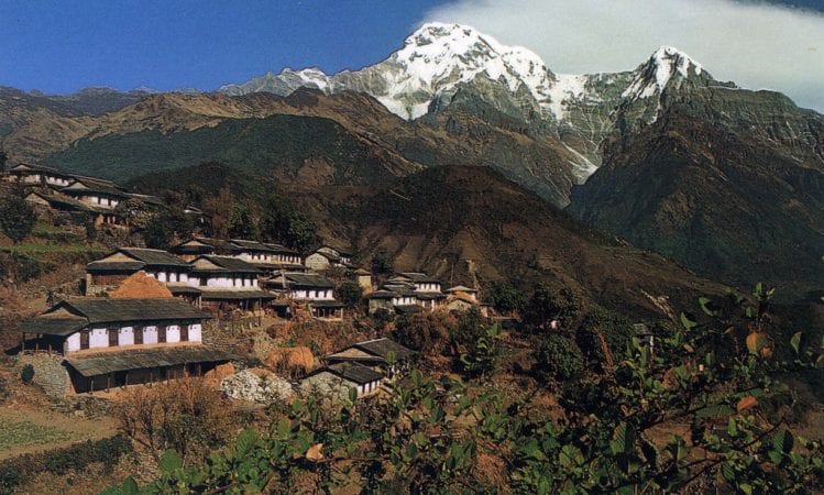 नेपाळ- इथे भारतीय नागरिक फक्त राहूच शकतात असं नाही तर कामही करू शकतात. नेपाळी नागरिकही भारतात राहू शकतात आणि काम करू शकतात. इथलं पशुपतिनाथचं मंदिर असो किंवा राजमहल, नेपाळ हा देश पाहण्यासाठी जगभरातून लोकं येतात. नेपाळ- इथे भारतीय नागरिक फक्त राहूच शकतात असं नाही तर कामही करू शकतात. नेपाळी नागरिकही भारतात राहू शकतात आणि काम करू शकतात. इथलं पशुपतिनाथचं मंदिर असो किंवा राजमहल, नेपाळ हा देश पाहण्यासाठी जगभरातून लोकं येतात.