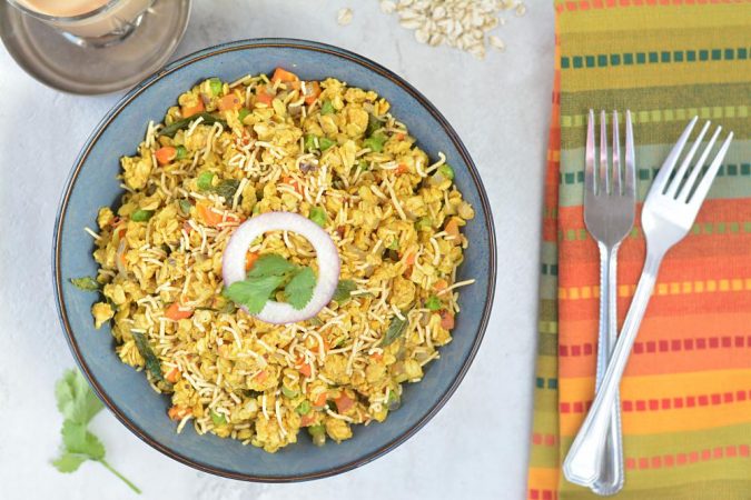 ओट्सचे पोहे बनवण्याची कृती- एका मोठ्या भांड्यात ओट्स घेऊन ते एकदा पाण्यातून धुवून काढावे. त्यानंतर त्यातलं पाणी निथळू दे. यावर मीठ, हळद, चिरलेली मिर्ची आणि लिंबाचा रस टाकून हे मिश्रण चांगलं मिक्स करून घ्यावं. ओट्सचे पोहे बनवण्याची कृती- एका मोठ्या भांड्यात ओट्स घेऊन ते एकदा पाण्यातून धुवून काढावे. त्यानंतर त्यातलं पाणी निथळू दे. यावर मीठ, हळद, चिरलेली मिर्ची आणि लिंबाचा रस टाकून हे मिश्रण चांगलं मिक्स करून घ्यावं.