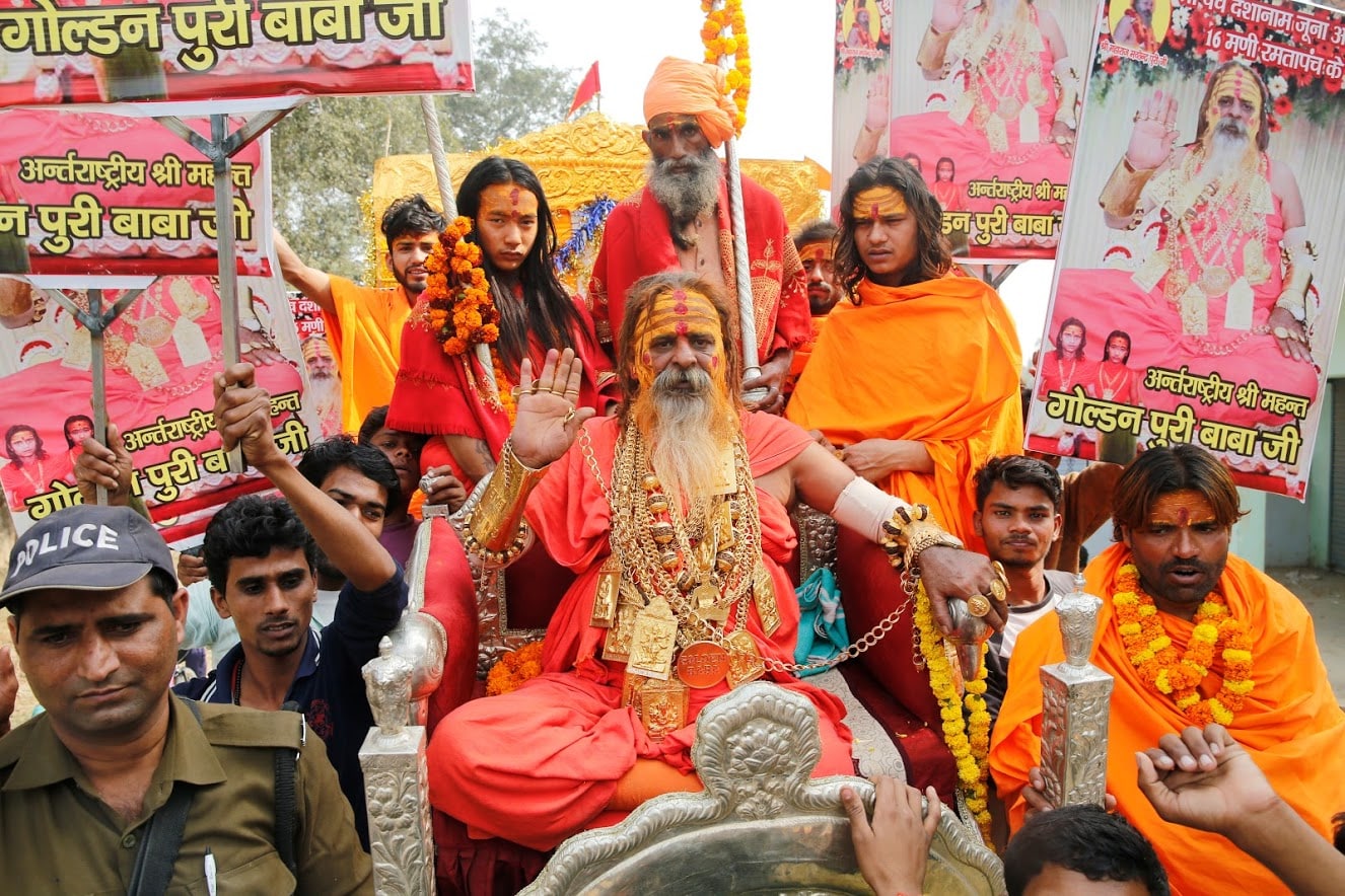 अलाहाबाद इथं सुरू होणाऱ्या कुंभ मेळ्याला आता फक्त एक महिना राहिलाय. त्यासाठी साधू-महंतांचं आगमन सुरू झालंय. या फोटोत दिसणारे हे आहेत 'गोल्डन बाबा' हे बाबा नखशिखांत सोन्याने मढले आहेत. गळ्यात सोन्यांच्या माळ्या, हातात कडं अशा दिमाखात आपल्या शिष्य गणांसह निघालेली गोल्डन बाबांची ही मिरवणूक. (सर्व फोटो - सौजन्य पीटीआय.) अलाहाबाद इथं सुरू होणाऱ्या कुंभ मेळ्याला आता फक्त एक महिना राहिलाय. त्यासाठी साधू-महंतांचं आगमन सुरू झालंय. या फोटोत दिसणारे हे आहेत 'गोल्डन बाबा' हे बाबा नखशिखांत सोन्याने मढले आहेत. गळ्यात सोन्यांच्या माळ्या, हातात कडं अशा दिमाखात आपल्या शिष्य गणांसह निघालेली गोल्डन बाबांची ही मिरवणूक. (सर्व फोटो - सौजन्य पीटीआय.)