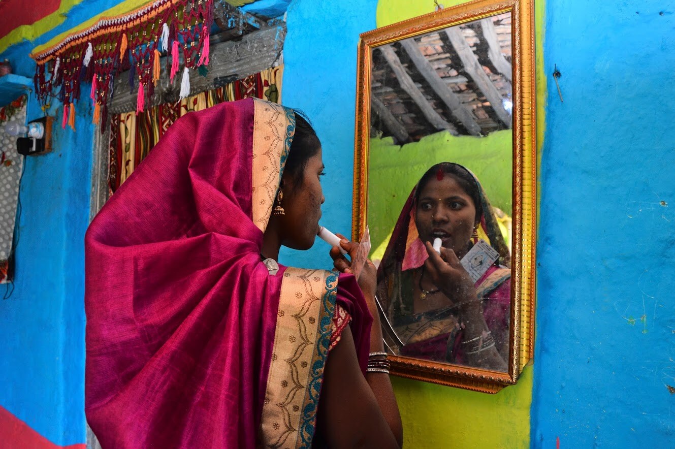 निवडणूक हा लोकशाहीचा सर्वात मोठा उत्सव. मध्यप्रदेशात बुधवारी दुसऱ्या टप्प्याचं मतदान झालं. मतदानाला जाण्याआधी तयारीत असलेली ही गोंड आदीवासी महिला आरती मारवी. आरती या जबलपूरपासून 40 किलोमीटरदूर रेंगहाजहोरी इथं राहतात. हा फोटो म्हणजे ग्रामीण भारतातल्या बदलत्या जीवनशैलीचं प्रातिनिधिक उदाहरण आहे. निवडणूक हा लोकशाहीचा सर्वात मोठा उत्सव. मध्यप्रदेशात बुधवारी दुसऱ्या टप्प्याचं मतदान झालं. मतदानाला जाण्याआधी तयारीत असलेली ही गोंड आदीवासी महिला आरती मारवी. आरती या जबलपूरपासून 40 किलोमीटरदूर रेंगहाजहोरी इथं राहतात. हा फोटो म्हणजे ग्रामीण भारतातल्या बदलत्या जीवनशैलीचं प्रातिनिधिक उदाहरण आहे.