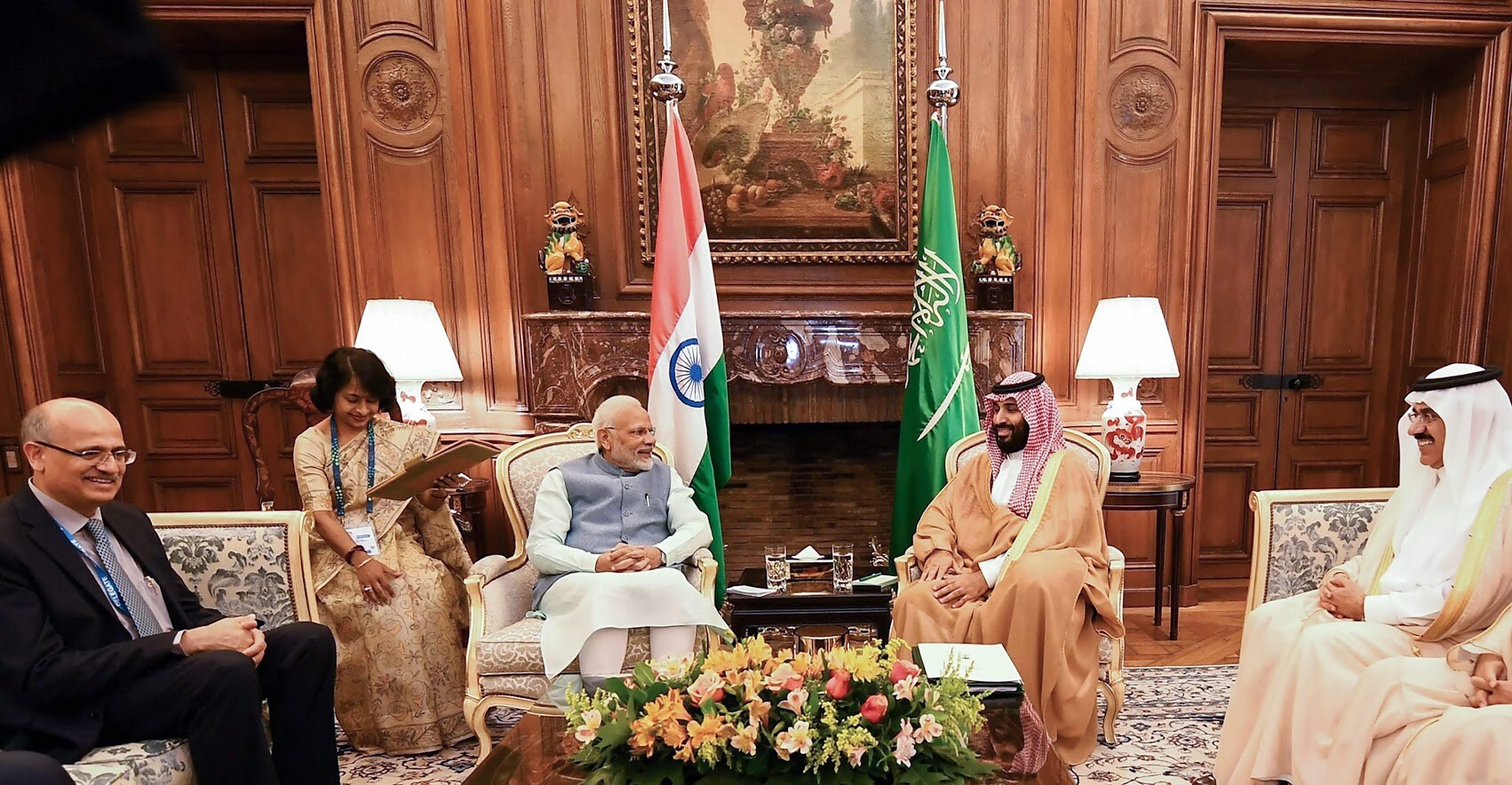 G20 परिषदेसाठी अर्जेटिनामध्ये असलेले पंतप्रधान नरेंद्र मोदी यांची आज सौदीअरेबियाचे युवराज मोहम्मद बीन सलमान अल सौद यांनी भेट घेतली. तेलाच्या किंमती आणि आयातीसंदर्भात या भेटीत चर्चा करण्यात आल्याची महिती परराष्ट्रमंत्रालयाने दिली आहे. G20 परिषदेसाठी अर्जेटिनामध्ये असलेले पंतप्रधान नरेंद्र मोदी यांची आज सौदीअरेबियाचे युवराज मोहम्मद बीन सलमान अल सौद यांनी भेट घेतली. तेलाच्या किंमती आणि आयातीसंदर्भात या भेटीत चर्चा करण्यात आल्याची महिती परराष्ट्रमंत्रालयाने दिली आहे.