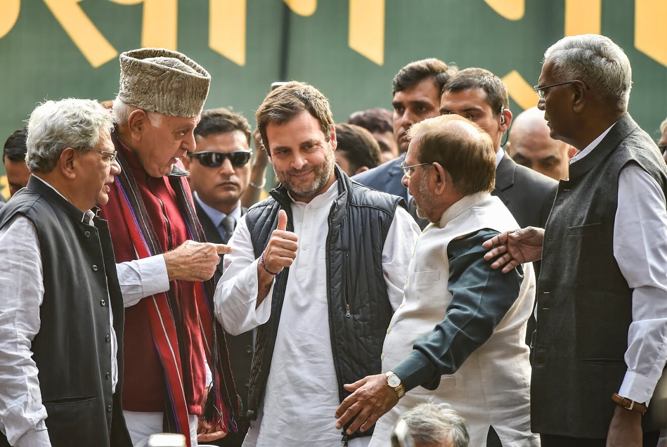 दिल्लीतल्या शेतकऱ्यांच्या महामोर्चाच्या पार्श्वभूमीवर शुक्रवारी पुन्हा एकदा सर्वपक्षांचे नेते केंद्र सरकारच्या विरोधात एकत्र आले होते. राहुल गांधी, शरद पवार, शरद यादव, डी. राजा, राजू शेट्टी असे सगळे नेते एकत्र आल्याने विरोधकांची महाआघाडी होणार का? याची चर्चा पुन्हा एकदा सुरू झाली. दिल्लीतल्या शेतकऱ्यांच्या महामोर्चाच्या पार्श्वभूमीवर शुक्रवारी पुन्हा एकदा सर्वपक्षांचे नेते केंद्र सरकारच्या विरोधात एकत्र आले होते. राहुल गांधी, शरद पवार, शरद यादव, डी. राजा, राजू शेट्टी असे सगळे नेते एकत्र आल्याने विरोधकांची महाआघाडी होणार का? याची चर्चा पुन्हा एकदा सुरू झाली.