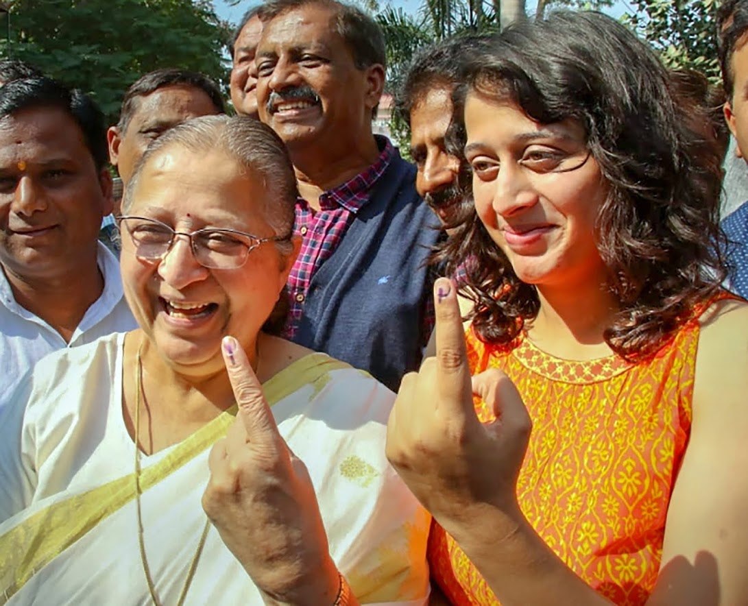इंदूर इथं लोकसभेच्या अध्यक्षा सुमित्रा महाजन यांनी आपल्या नातीसह बुधवारी मतदान केलं. मध्यप्रदेशातलं मतदान पूर्ण झालं असून 11 डिसेंबरला मतमोजणी आहे. गेली 15 वर्ष मध्यप्रदेशात भाजपची सत्ता आहे. इंदूर इथं लोकसभेच्या अध्यक्षा सुमित्रा महाजन यांनी आपल्या नातीसह बुधवारी मतदान केलं. मध्यप्रदेशातलं मतदान पूर्ण झालं असून 11 डिसेंबरला मतमोजणी आहे. गेली 15 वर्ष मध्यप्रदेशात भाजपची सत्ता आहे.