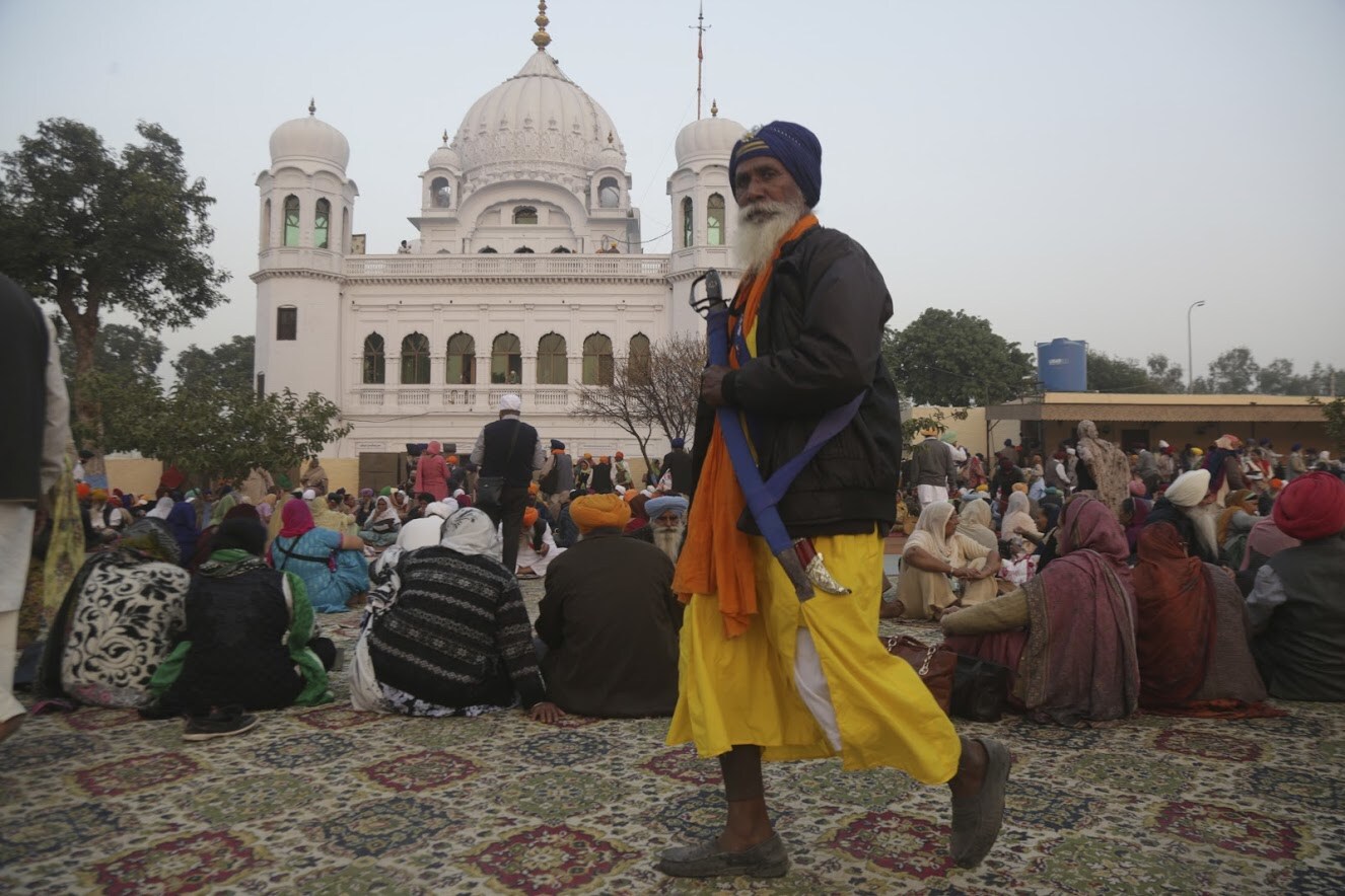 पाकिस्तानातल्या पंजाबमध्ये करतारपूर साहेब हा गुरूव्दारा आहे. रावी नदीच्या काठावर असलेला हा गुरूद्वारा शीख धर्मियांसाठी अत्यंत पवित्र आहे. शिख धर्मियांचे संस्थापक आणि पहिले गुरू गुरू नानक देव यांनी आपल्या आयुष्यातली 18 वर्ष या ठिकाणी व्यतित केली होती. करतारपूर कॉरिडॉरच्या भूमिपूजन कार्यक्रमासाठी पंजाबमधून मोठ्या प्रमाणावर शीख भाविक करतारपूरला आले आहेत. पाकिस्तानातल्या पंजाबमध्ये करतारपूर साहेब हा गुरूव्दारा आहे. रावी नदीच्या काठावर असलेला हा गुरूद्वारा शीख धर्मियांसाठी अत्यंत पवित्र आहे. शिख धर्मियांचे संस्थापक आणि पहिले गुरू गुरू नानक देव यांनी आपल्या आयुष्यातली 18 वर्ष या ठिकाणी व्यतित केली होती. करतारपूर कॉरिडॉरच्या भूमिपूजन कार्यक्रमासाठी पंजाबमधून मोठ्या प्रमाणावर शीख भाविक करतारपूरला आले आहेत.