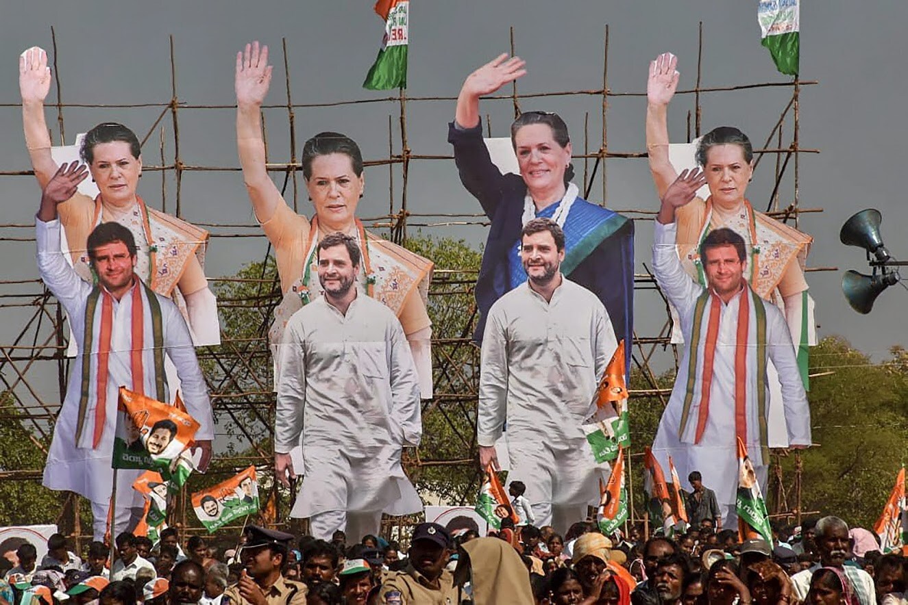 मध्यप्रदेश, राजस्थान नंतर आता तेलंगणातल्या विधानसभा निवडणुकीचा प्रचार शिगेला पोहोचलाय. इथे तेलगु देशम आणि काँग्रेसने हातमिळवणी केलीय. बुधवारी राहुल गांधींची हैदराबादमध्ये रॅली झाली. यावेळी सर्व शहरभर राहुल आणि सोनिया गांधींची अशी भव्य पोस्टर्स लावण्यात आली होती. मध्यप्रदेश, राजस्थान नंतर आता तेलंगणातल्या विधानसभा निवडणुकीचा प्रचार शिगेला पोहोचलाय. इथे तेलगु देशम आणि काँग्रेसने हातमिळवणी केलीय. बुधवारी राहुल गांधींची हैदराबादमध्ये रॅली झाली. यावेळी सर्व शहरभर राहुल आणि सोनिया गांधींची अशी भव्य पोस्टर्स लावण्यात आली होती.