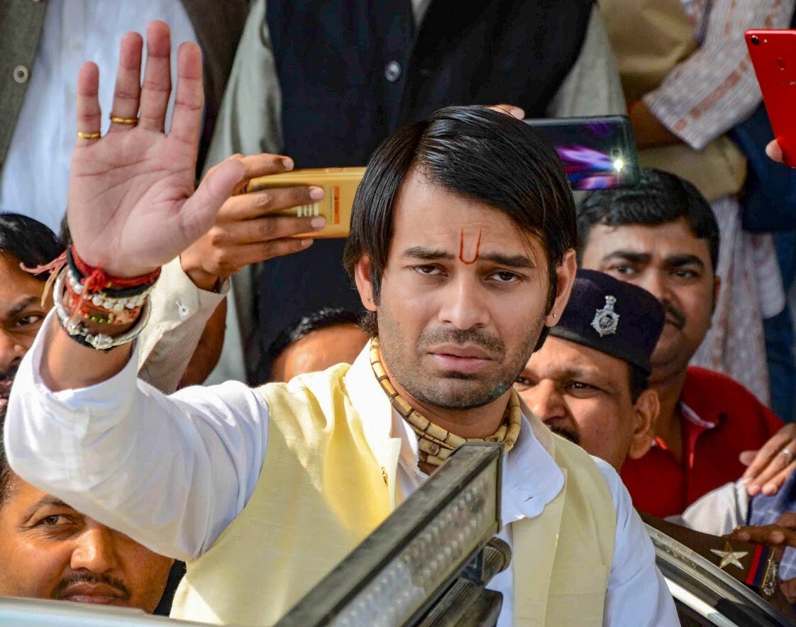 राष्ट्रीय जनता दलाचे नेते तेजप्रताप यादव गेली काही दिवस अज्ञातवासातच होते. बिहार विधिमंडळाचं अधिवेशन सुरू होत असल्यानं ते पाटण्यात उपस्थित राहिले, तेव्हा सर्वांनीच त्याची दखल घेतली. तेजप्रताप यांनी घटस्फोटासाठी अर्ज केला आहे. आपल्यावर घरातूनच दबाव येत असल्याचं सांगून तेजप्रताप पाटण्यात येण्याचं टाळत आहेत. राष्ट्रीय जनता दलाचे नेते तेजप्रताप यादव गेली काही दिवस अज्ञातवासातच होते. बिहार विधिमंडळाचं अधिवेशन सुरू होत असल्यानं ते पाटण्यात उपस्थित राहिले, तेव्हा सर्वांनीच त्याची दखल घेतली. तेजप्रताप यांनी घटस्फोटासाठी अर्ज केला आहे. आपल्यावर घरातूनच दबाव येत असल्याचं सांगून तेजप्रताप पाटण्यात येण्याचं टाळत आहेत.