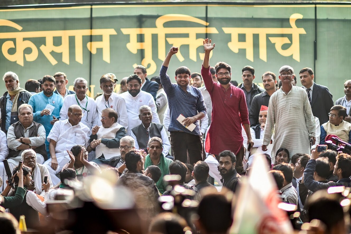 दिल्लीत शुक्रवारी देशभरातल्या शेतकऱ्यांच्या संघटनांनी महामोर्चा काढला. देशातल्या 200 पेक्षा जास्त संघटनांनी त्यात सहभाग घेतला हजारो शेतकी त्यात सहभागी झाले होते. डाव्यांच्या युवक आघाडीचा नेता कन्हैय्या कुमार आणि गुजरातचे अपक्ष आमदार जिग्नेश मेवानी हेही यात सहभागी झाले. दिल्लीत शुक्रवारी देशभरातल्या शेतकऱ्यांच्या संघटनांनी महामोर्चा काढला. देशातल्या 200 पेक्षा जास्त संघटनांनी त्यात सहभाग घेतला हजारो शेतकी त्यात सहभागी झाले होते. डाव्यांच्या युवक आघाडीचा नेता कन्हैय्या कुमार आणि गुजरातचे अपक्ष आमदार जिग्नेश मेवानी हेही यात सहभागी झाले.