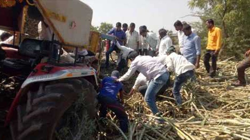 मृत महिला घराशेजारील काटेरी जळणगोळा करीत असताना ट्रॅक्टर चालकाचा वाहनावरील ताबा सुटल्याने ट्रॅक्टर ट्रेलर पलटी झाल्याने महिला उसाखाली सापडली. यात महिलेचा गुदमरुन जागीच मृत्यू झाला. ही घटना आज दुपारी दीड वाजेच्या सुमारास कदमवस्ती जवळील वळणावर घडली. ट्रेलर पलटी झाल्यानंतर वाहनचालकाने पळ काढला. त्यामुळे चालक कोण होता हे समजू शकले नाही. मृत महिला घराशेजारील काटेरी जळणगोळा करीत असताना ट्रॅक्टर चालकाचा वाहनावरील ताबा सुटल्याने ट्रॅक्टर ट्रेलर पलटी झाल्याने महिला उसाखाली सापडली. यात महिलेचा गुदमरुन जागीच मृत्यू झाला. ही घटना आज दुपारी दीड वाजेच्या सुमारास कदमवस्ती जवळील वळणावर घडली. ट्रेलर पलटी झाल्यानंतर वाहनचालकाने पळ काढला. त्यामुळे चालक कोण होता हे समजू शकले नाही.