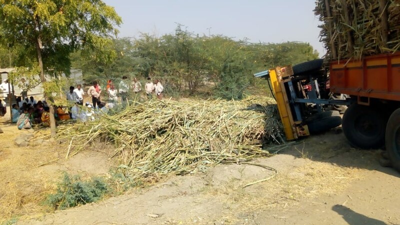विरेंद्र उत्पात,14 नोव्हेंबर : पंढरपूर येथील मंगळवेढा तालुक्यातील सलगर येथे लक्ष्मीबाई राम कदम(४२) या महिलेचा उसाचा ट्रॅक्टर ट्रेलर ( एमएच ४५ एफ ६६६९)अंगावर पडल्याने महिलेचा गुदमरुन जागीच मृत्यू झाला. हा ट्रॅक्टर भैरवनाथ शुगर लवंगी या कारखान्याला ऊस घेऊन जात होता. विरेंद्र उत्पात,14 नोव्हेंबर : पंढरपूर येथील मंगळवेढा तालुक्यातील सलगर येथे लक्ष्मीबाई राम कदम(४२) या महिलेचा उसाचा ट्रॅक्टर ट्रेलर ( एमएच ४५ एफ ६६६९)अंगावर पडल्याने महिलेचा गुदमरुन जागीच मृत्यू झाला. हा ट्रॅक्टर भैरवनाथ शुगर लवंगी या कारखान्याला ऊस घेऊन जात होता.