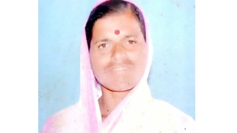 अंत्यत गरिब कुटुंबातील महिला असून दररोज मोल मजुरी केल्याशिवाय पोट भरत नाही अशी अवस्था होती. गरिब महिलेचा मृत्यू झाल्याने परिसरात हळहळ व्यक्त केले जात आहे. घडलेली घटना ही चालकाच्या बेजबाबदारपणामुळे तसेच खराब रस्तामुळे घडली असून जोपर्यंत ठोस आश्वासन आणि भरपाई मिळत नाही तोवर प्रेत स्वीकारण्यास नातेवाईकांनी नकार दर्शवला. अंत्यत गरिब कुटुंबातील महिला असून दररोज मोल मजुरी केल्याशिवाय पोट भरत नाही अशी अवस्था होती. गरिब महिलेचा मृत्यू झाल्याने परिसरात हळहळ व्यक्त केले जात आहे. घडलेली घटना ही चालकाच्या बेजबाबदारपणामुळे तसेच खराब रस्तामुळे घडली असून जोपर्यंत ठोस आश्वासन आणि भरपाई मिळत नाही तोवर प्रेत स्वीकारण्यास नातेवाईकांनी नकार दर्शवला.