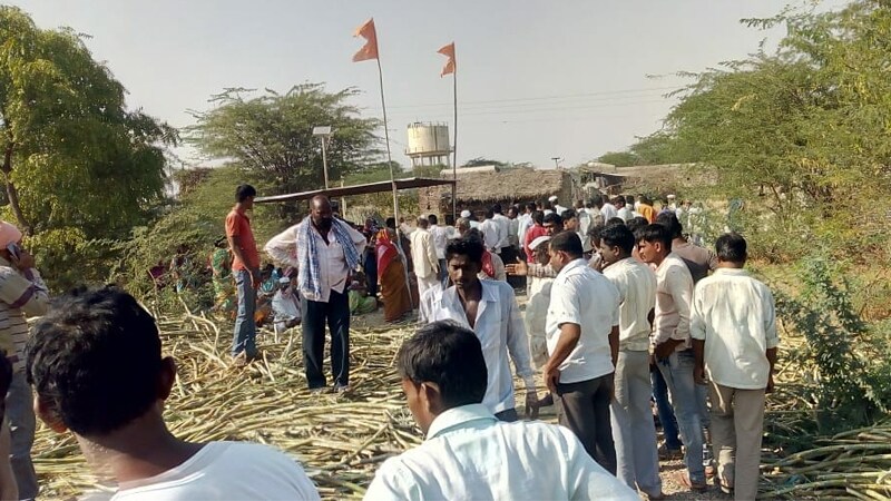 घटनास्थळापासून कारखाना केवळ ३ किमी अंतरावर आहे. परंतु घटना घडून ३ते४ तास उलटूनही एकही पदाधिकारी फिरकला नाही. नैतिकता म्हणून का हाईना कारखान्यांची व्यक्ती घटनास्थळी यायला हवी होती. परंतु, घटना घडून ३ ते ४ तास झाले तरही कोणीही फिरकले नाही असा आरोप स्थानिकांनी केला. घटना घडल्यानंतर वाहनचालकाने पळ काढला परंतु त्याच्या सोबत कारखान्याकडे जाणारे इतर ट्रॅक्टरचे चालक ड्रायव्हर मद्यधुंद अवस्थेत असल्यानेच गाडीवरचा ताबा सुटला असं स्थानिकांचं म्हणणं आहे. घटनास्थळापासून कारखाना केवळ ३ किमी अंतरावर आहे. परंतु घटना घडून ३ते४ तास उलटूनही एकही पदाधिकारी फिरकला नाही. नैतिकता म्हणून का हाईना कारखान्यांची व्यक्ती घटनास्थळी यायला हवी होती. परंतु, घटना घडून ३ ते ४ तास झाले तरही कोणीही फिरकले नाही असा आरोप स्थानिकांनी केला. घटना घडल्यानंतर वाहनचालकाने पळ काढला परंतु त्याच्या सोबत कारखान्याकडे जाणारे इतर ट्रॅक्टरचे चालक ड्रायव्हर मद्यधुंद अवस्थेत असल्यानेच गाडीवरचा ताबा सुटला असं स्थानिकांचं म्हणणं आहे.