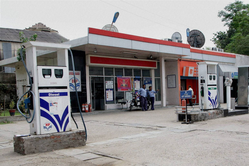सरकारी तेल कंपनी हिंदुस्थान पेट्रोलियम कॉर्पोरेशन लिमिटेड (HPCL) ग्राहकांसाठी एक खास ऑफर घेऊन आली आहे. सरकारी तेल कंपनी हिंदुस्थान पेट्रोलियम कॉर्पोरेशन लिमिटेड (HPCL) ग्राहकांसाठी एक खास ऑफर घेऊन आली आहे.