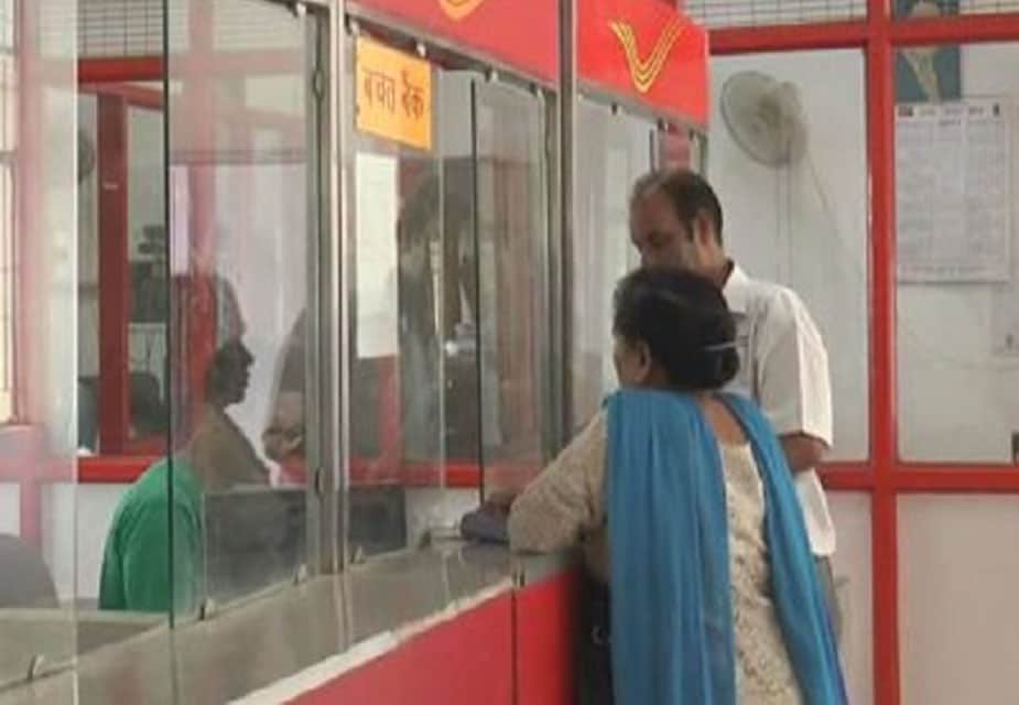 पोस्टाची वरिष्ठ नागरिक बचत योजना (SCSS)- वरिष्ठ नागरिकांसाठी एक यशस्वी आयुष्य घालवण्यासाठी पोस्ट ऑफिस सीनियर सिटीजन सेविंग स्कीम (SCSS) योजना आमलात आणणार आहे. पोस्टाची वरिष्ठ नागरिक बचत योजना (SCSS)- वरिष्ठ नागरिकांसाठी एक यशस्वी आयुष्य घालवण्यासाठी पोस्ट ऑफिस सीनियर सिटीजन सेविंग स्कीम (SCSS) योजना आमलात आणणार आहे.
