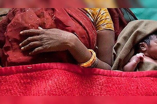 प्रसवकळांसह महिला 100 किमी अंतरावर भटकत होती, प्रसूतिनंतर आली धक्कादायक माहिती समोर