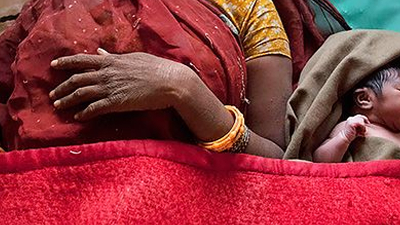 प्रसवकळांसह महिला 100 किमी अंतरावर भटकत होती, प्रसूतिनंतर आली धक्कादायक माहिती समोर