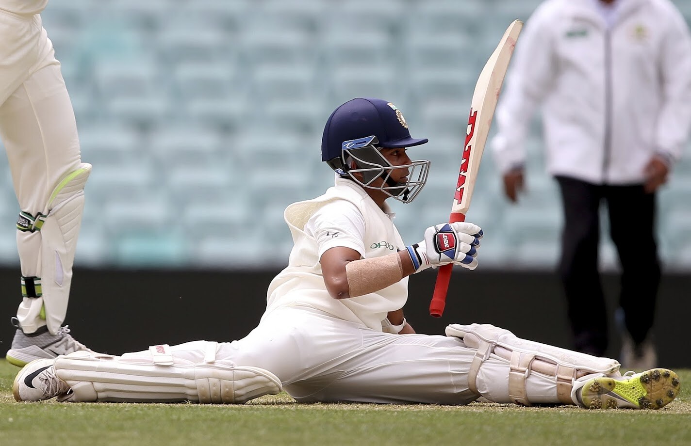 Australia XI विरुद्ध सराव सामन्यात कर्णधार विराट कोहली, चेतेश्वर पुजारा आणि अजिंक्य रहाणे यांच्याशिवाय युवा फलंदाज पृथ्वी शॉ आणि हनुमा विहारी यांनी अर्धशतकी खेळी खेळली. Australia XI विरुद्ध सराव सामन्यात कर्णधार विराट कोहली, चेतेश्वर पुजारा आणि अजिंक्य रहाणे यांच्याशिवाय युवा फलंदाज पृथ्वी शॉ आणि हनुमा विहारी यांनी अर्धशतकी खेळी खेळली.