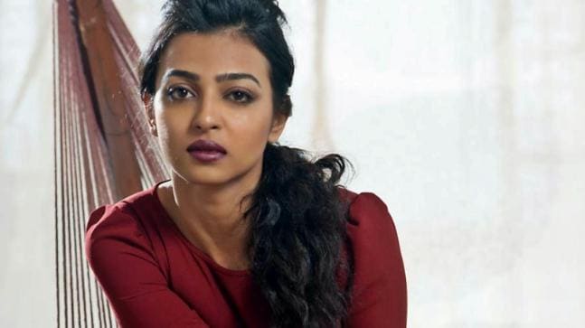 बॉलिवुडची सुप्रसिद्ध अभिनेत्री राधिका आपटेचा देखील एक न्यूड फोटो सोशल मीडियावर व्हायरल झाला होता. पण तो फोटो व्हायरल झाला होता की त्याला त्याप्रकारे एडिट करण्यात आलं याबद्दल कोणतीही माहिती समोर आलेली नाही. बॉलिवुडची सुप्रसिद्ध अभिनेत्री राधिका आपटेचा देखील एक न्यूड फोटो सोशल मीडियावर व्हायरल झाला होता. पण तो फोटो व्हायरल झाला होता की त्याला त्याप्रकारे एडिट करण्यात आलं याबद्दल कोणतीही माहिती समोर आलेली नाही.