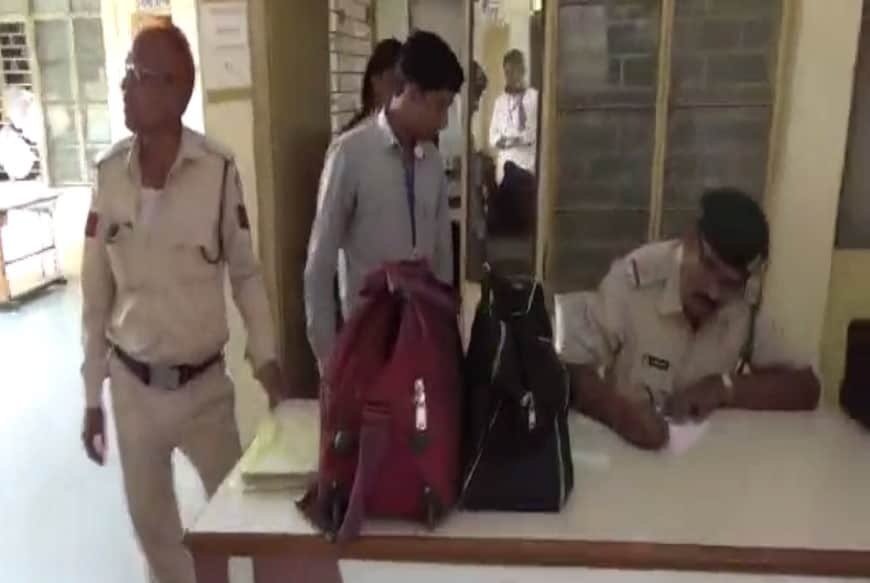 महाराष्ट्रा बॉर्डरला खेटून असलेल्या बडवानी जिल्ह्यात अधिकाऱ्यांनी दीड कोटीची रोख रक्कम जप्त केली आहे. महाराष्ट्रा बॉर्डरला खेटून असलेल्या बडवानी जिल्ह्यात अधिकाऱ्यांनी दीड कोटीची रोख रक्कम जप्त केली आहे.