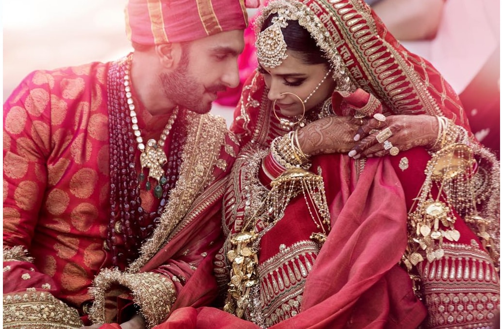 बाॅलिवूडची हाॅट जोडी दीपिका-रणवीरचं कोकणी आणि सिंधी पद्धतीनं लग्न झालंं. त्यांचे लग्नाचे फोटोही शेअर झाले. आता सगळे वाट पाहतायत दोघं परत कधी येणार ते. बाॅलिवूडची हाॅट जोडी दीपिका-रणवीरचं कोकणी आणि सिंधी पद्धतीनं लग्न झालंं. त्यांचे लग्नाचे फोटोही शेअर झाले. आता सगळे वाट पाहतायत दोघं परत कधी येणार ते.
