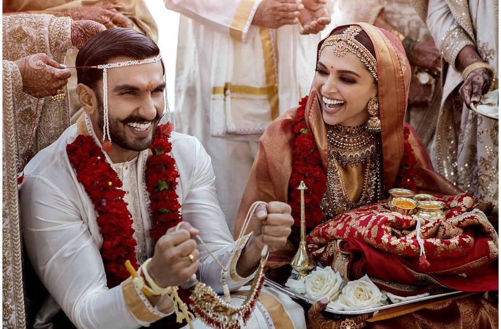 मुंबईत सध्या ते दीपिकाच्या प्रभादेवीच्या घरी राहणार आहेत. लग्नात दोघांच्या चेहऱ्यावरून आनंद ओसंडून वहात होता. मुंबईत सध्या ते दीपिकाच्या प्रभादेवीच्या घरी राहणार आहेत. लग्नात दोघांच्या चेहऱ्यावरून आनंद ओसंडून वहात होता.