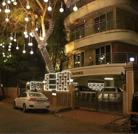 गेले आठवडाभर 12 फुलवाले दीपिकाच्या आवडत्या फुलांची सजावट करतायत. लीली आणि पांढऱ्या गुलाबांची सजावट केली जातेय. आतापर्यंत 8 हजार फुलं वापरली गेलीयत. गेले आठवडाभर 12 फुलवाले दीपिकाच्या आवडत्या फुलांची सजावट करतायत. लीली आणि पांढऱ्या गुलाबांची सजावट केली जातेय. आतापर्यंत 8 हजार फुलं वापरली गेलीयत.