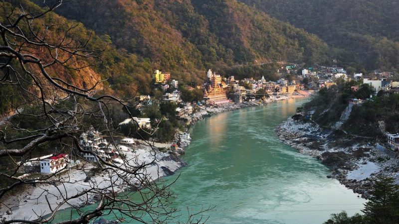 ऋषिकेश- अंतर- (दिल्लीपासून) जवळपास 254 किमी बस- 200 रुपयांपासून सुरू ट्रेन- 55 रुपयांपासून सुरू ऋषिकेश रिवर राफ्टिंगसाठी फार प्रसिद्ध आहे. 2 ते 3 हजार रुपयांमध्ये स्थानिक कंपन्या तुम्हाला पॅकेज देतात. यात खाणं- पिणं ही असतं. जर तुम्ही टूर पॅकेजशिवाय जात असाल तुम्ही याहून कमी किंमतीत फिरू शकता. दिल्लीपासून ऋषिकेशपर्यंतचा प्रवास 200 रुपयांपासून सुरू होतो. नदी किनारी टेंट हाऊस हवे असेल तर त्याचे प्रती रात्र 500 ते 1000 रुपये खर्च होतो. ऋषिकेश- अंतर- (दिल्लीपासून) जवळपास 254 किमी बस- 200 रुपयांपासून सुरू ट्रेन- 55 रुपयांपासून सुरू ऋषिकेश रिवर राफ्टिंगसाठी फार प्रसिद्ध आहे. 2 ते 3 हजार रुपयांमध्ये स्थानिक कंपन्या तुम्हाला पॅकेज देतात. यात खाणं- पिणं ही असतं. जर तुम्ही टूर पॅकेजशिवाय जात असाल तुम्ही याहून कमी किंमतीत फिरू शकता. दिल्लीपासून ऋषिकेशपर्यंतचा प्रवास 200 रुपयांपासून सुरू होतो. नदी किनारी टेंट हाऊस हवे असेल तर त्याचे प्रती रात्र 500 ते 1000 रुपये खर्च होतो.