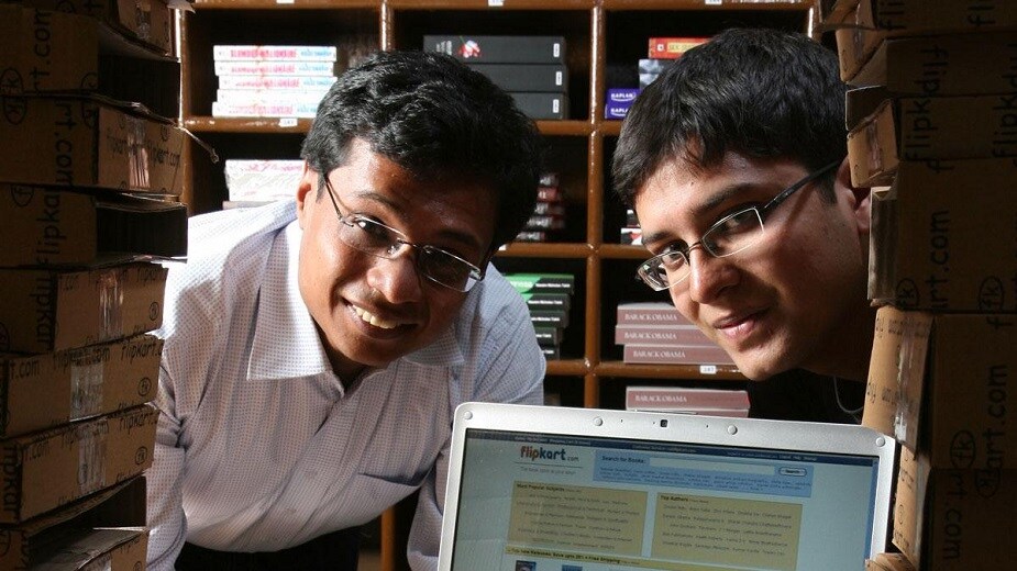 भारतातल्या बंगळुरूमध्येच या दोघांनी फ्लिपकार्टची स्थापना केली होती. त्यावेळेस दोघांनी 2-2 लाख रूपये जमा करून एक टु-बीएच-के फ्लॅट घेतला आणि दोन काँम्प्युटर घेऊन त्यांनी ही कंपनी सुरू केली. सुरुवातीला 10 दिवस कोणतंच पुस्तक विकल्या गेलं नाही, पण नंतर 'Leaving Microsoft to Change the World' हे पहिलं पुस्तक त्यांचं विकल्या गेलं. राइटर जॉन वुड यांनी ते विकत घेतलं होतं. एक-एक करत कंपनीनं शिखर गाठलं आणि आज फ्लिपकार्टचं बंगळुरू शहरात आतून 5 स्टार सारखं दिसणारं आलिशान ऑफिस आहे. भारतातल्या बंगळुरूमध्येच या दोघांनी फ्लिपकार्टची स्थापना केली होती. त्यावेळेस दोघांनी 2-2 लाख रूपये जमा करून एक टु-बीएच-के फ्लॅट घेतला आणि दोन काँम्प्युटर घेऊन त्यांनी ही कंपनी सुरू केली. सुरुवातीला 10 दिवस कोणतंच पुस्तक विकल्या गेलं नाही, पण नंतर 'Leaving Microsoft to Change the World' हे पहिलं पुस्तक त्यांचं विकल्या गेलं. राइटर जॉन वुड यांनी ते विकत घेतलं होतं. एक-एक करत कंपनीनं शिखर गाठलं आणि आज फ्लिपकार्टचं बंगळुरू शहरात आतून 5 स्टार सारखं दिसणारं आलिशान ऑफिस आहे.