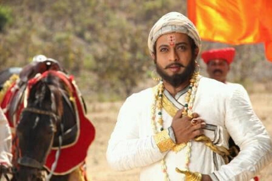 टीआरपी रेटिंगमध्ये स्वराज्यरक्षक संभाजी तीनवरून आता नंबर पाचवर घसरलीय. शिवाजी-संभाजी भेटीचे एपिसोड कमालीचे हिट झाले होते. गेल्या आठवड्यात मात्र या मालिकेचा नंबर खाली आलाय. टीआरपी रेटिंगमध्ये स्वराज्यरक्षक संभाजी तीनवरून आता नंबर पाचवर घसरलीय. शिवाजी-संभाजी भेटीचे एपिसोड कमालीचे हिट झाले होते. गेल्या आठवड्यात मात्र या मालिकेचा नंबर खाली आलाय.