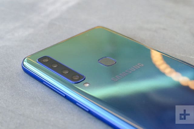 Samsung Galaxy A-9 फोनचा LED डिसप्ले 6.3 इंचाचा आहे. या फोनमध्ये सुपर फास्ट चार्जिंग असून 3,800 अॅम्पियर इतकी बॅटरी आहे. 2.2 Octa core processorच्या या स्मार्टफोनमध्ये 6GB, 8GB अशी RAM आणि 128GB इंटरनल मेमरी असणार आहे. फोनची मेमरी वाढवायची असेल तर मेमरी कार्डचा वापर करू शकता. 384GB पर्यंत मेमरी कार्ड टाकू शकता. Samsung Galaxy A-9 फोनचा LED डिसप्ले 6.3 इंचाचा आहे. या फोनमध्ये सुपर फास्ट चार्जिंग असून 3,800 अॅम्पियर इतकी बॅटरी आहे. 2.2 Octa core processorच्या या स्मार्टफोनमध्ये 6GB, 8GB अशी RAM आणि 128GB इंटरनल मेमरी असणार आहे. फोनची मेमरी वाढवायची असेल तर मेमरी कार्डचा वापर करू शकता. 384GB पर्यंत मेमरी कार्ड टाकू शकता.