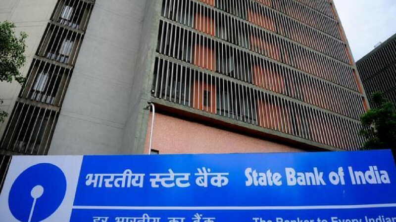काय आहे प्रकरण- एसबीआयने त्यांची अझिकृत वेबसाइट onlinesbi.com वर याबद्दल माहिती दिली आहे. जर तुम्ही एसबीआय इंटरनेट बँकेचा वापर करत असाल, पण अजूनही तुम्ही तुमचा मोबाईल नंबर बँकेत रजिस्टर केला नसेल तर १ डिसेंबरपर्यंत नंबर रजिस्टर करा. काय आहे प्रकरण- एसबीआयने त्यांची अझिकृत वेबसाइट onlinesbi.com वर याबद्दल माहिती दिली आहे. जर तुम्ही एसबीआय इंटरनेट बँकेचा वापर करत असाल, पण अजूनही तुम्ही तुमचा मोबाईल नंबर बँकेत रजिस्टर केला नसेल तर १ डिसेंबरपर्यंत नंबर रजिस्टर करा.