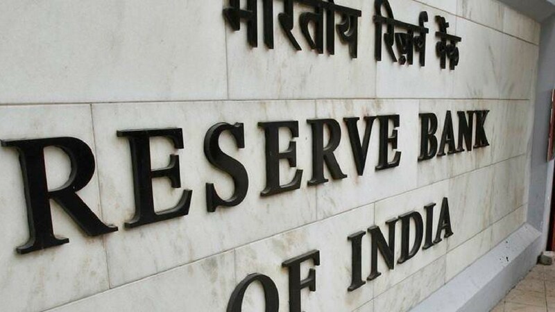 स्टेट बँक ऑफ इंडियामध्ये जर तुमचं अकाऊंट आहे, तर ही बातमी तुमच्यासाठी फार महत्त्वपूर्ण आहे. बँकेने त्यांच्या वेबसाइटवर याबद्दल सविस्तर माहिती दिली आहे. १ डिसेंबरपासून कोणताही ग्राहक इंटरनेट बँकिंगमार्फत पैशांची लेन- देन करू शकत नाही. म्हणजे तुमची ऑनलाइन बँकिंग अकाऊंट बंद होणार. आरबीआयने घोषित केलेल्या नियमांनंतर एसबीआयने हे पाऊल उचलले आहे. स्टेट बँक ऑफ इंडियामध्ये जर तुमचं अकाऊंट आहे, तर ही बातमी तुमच्यासाठी फार महत्त्वपूर्ण आहे. बँकेने त्यांच्या वेबसाइटवर याबद्दल सविस्तर माहिती दिली आहे. १ डिसेंबरपासून कोणताही ग्राहक इंटरनेट बँकिंगमार्फत पैशांची लेन- देन करू शकत नाही. म्हणजे तुमची ऑनलाइन बँकिंग अकाऊंट बंद होणार. आरबीआयने घोषित केलेल्या नियमांनंतर एसबीआयने हे पाऊल उचलले आहे.