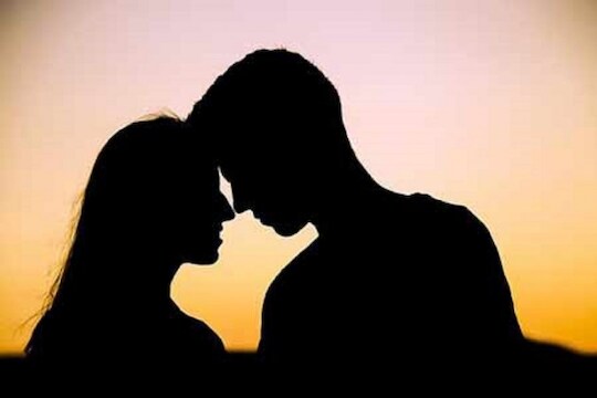 लग्नानंतर अवघ्या दोन तासात हेलीकॉप्टर अपघातात नवदाम्पत्याचा मृत्यू झाल्याची दुर्दैवी घटना घडली आहे. 