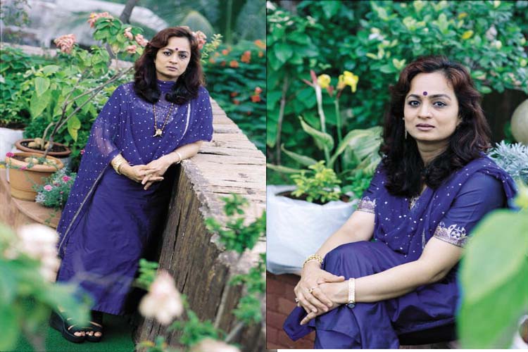 जयदेव ठाकरे यांची पत्नी स्मिता ठाकरे या चित्रपटसृष्टीत कार्यरत आहेत आणि प्रसिद्ध निर्मात्या आहेत. पण जयदेव आणि स्मिता यांचा घटस्फोट झालेला आहे. जयदेव ठाकरे यांची पत्नी स्मिता ठाकरे या चित्रपटसृष्टीत कार्यरत आहेत आणि प्रसिद्ध निर्मात्या आहेत. पण जयदेव आणि स्मिता यांचा घटस्फोट झालेला आहे.